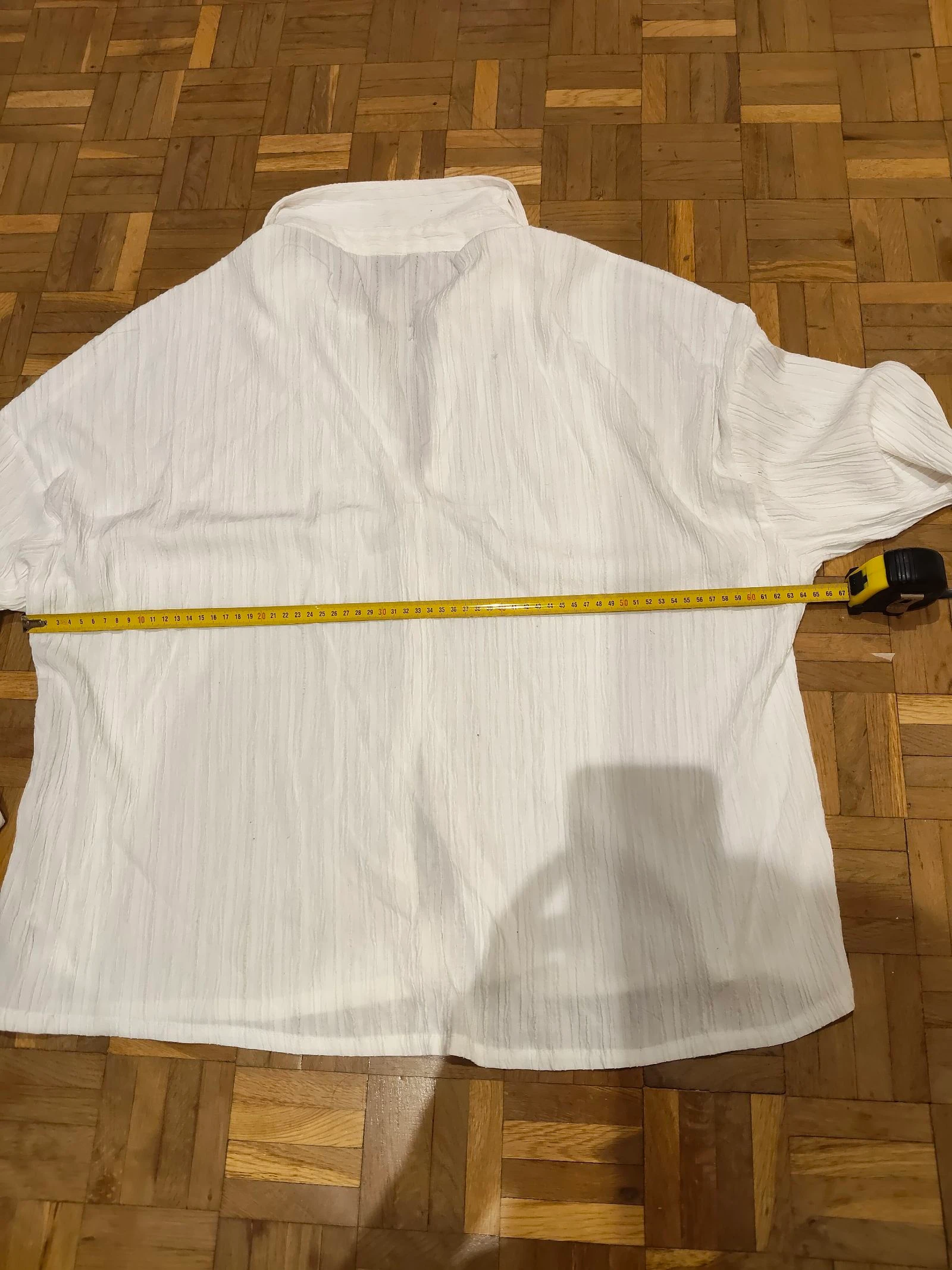Mango-Breed uitlopende grijze broek en wit gestructureerd top – photo 11